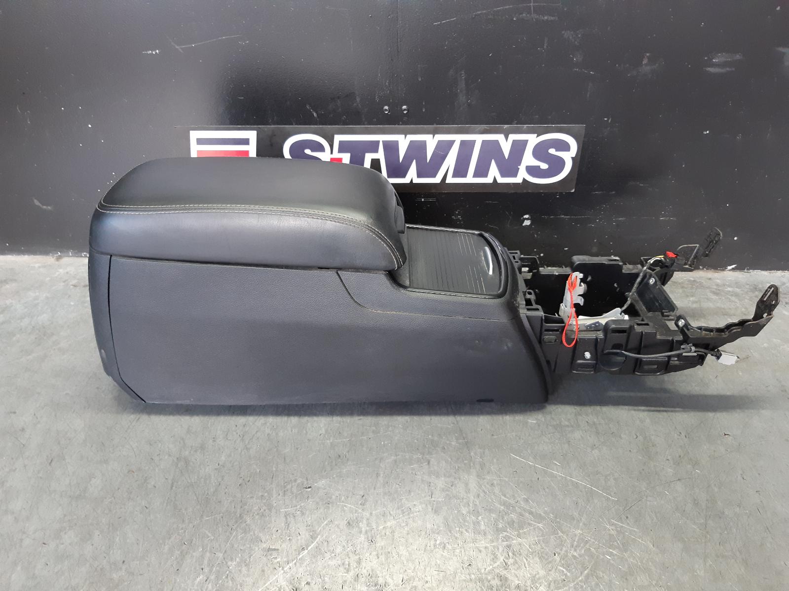 View Auto part Console Chrysler 300c 2016