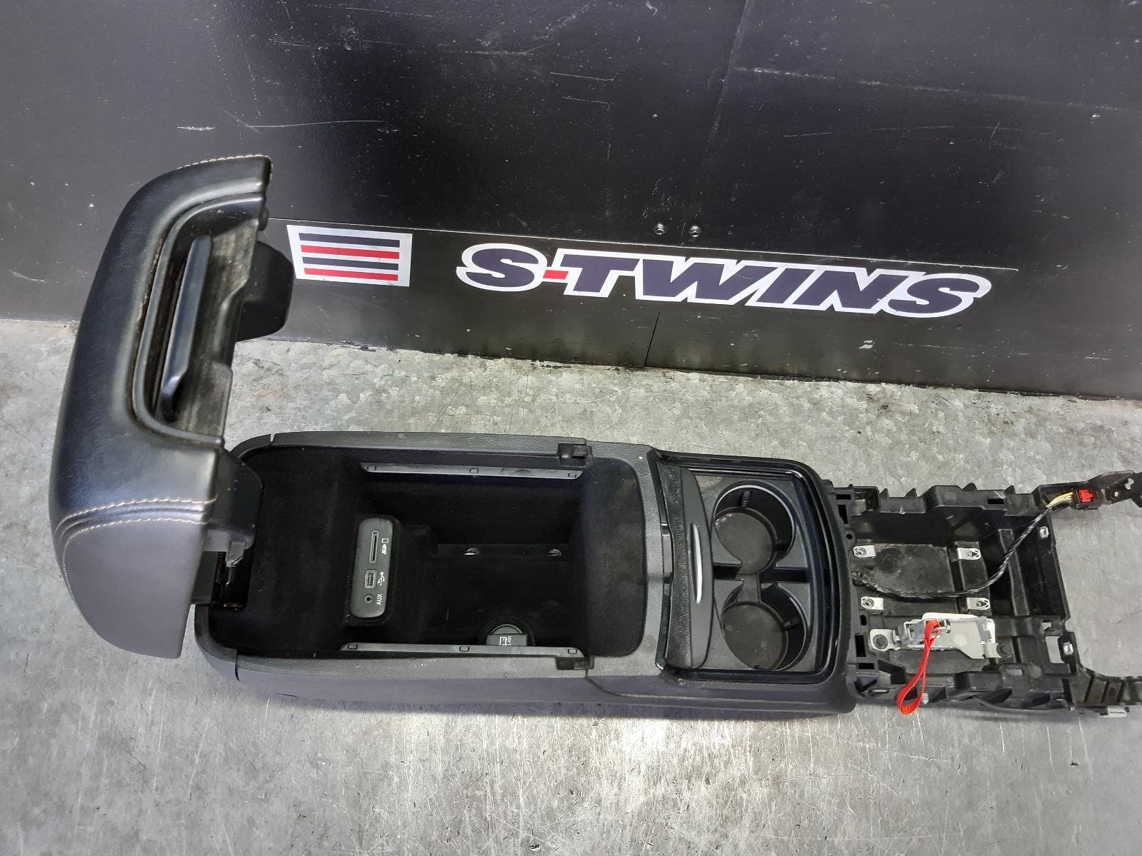 View Auto part Console Chrysler 300c 2016