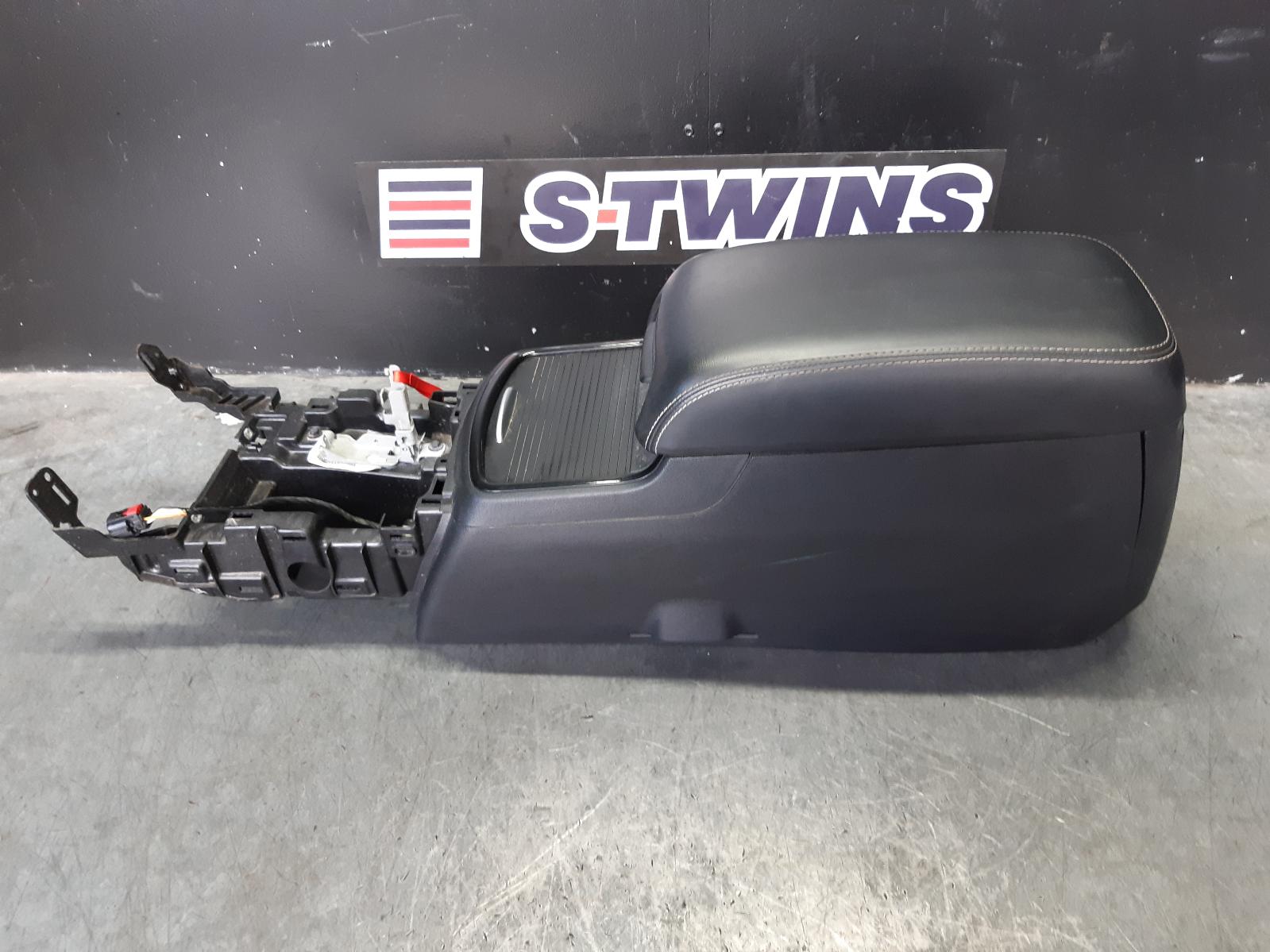 View Auto part Console Chrysler 300c 2016