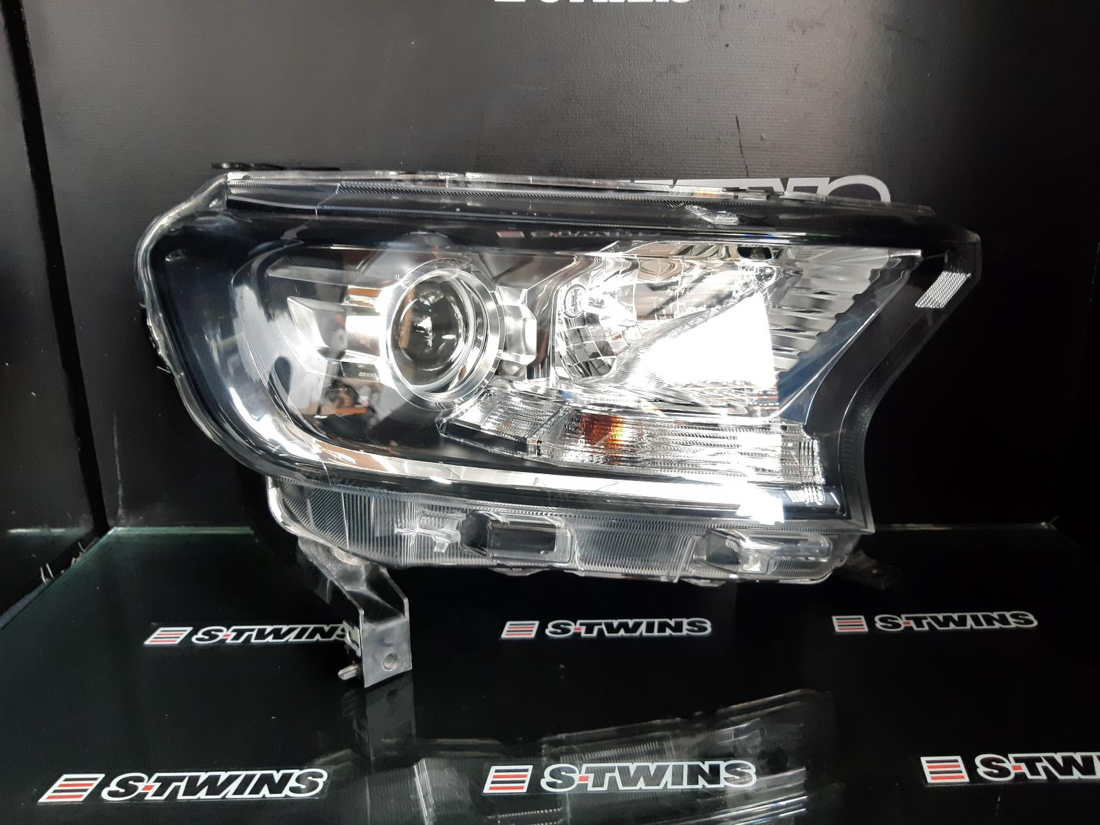 View Auto part Right Headlamp Ford Everest 2018