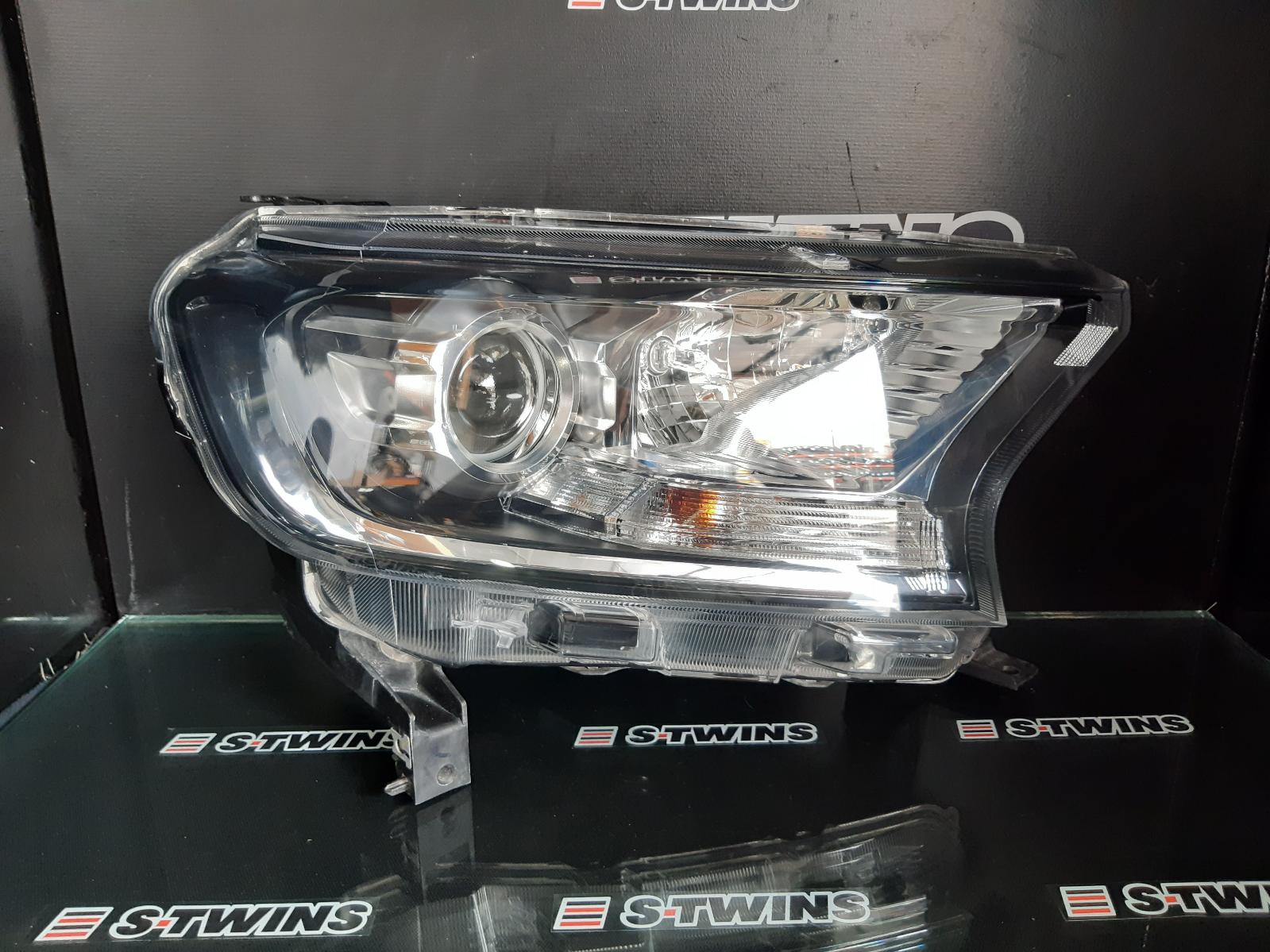 View Auto part Right Headlamp Ford Everest 2018