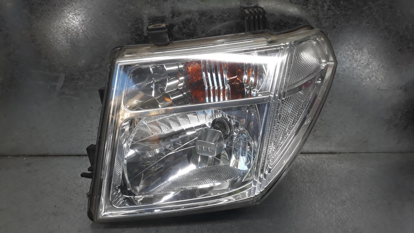 2006 Nissan Pathfinder Left Headlamp View Auto part Left Headlamp Nissan Pathfinder 2006