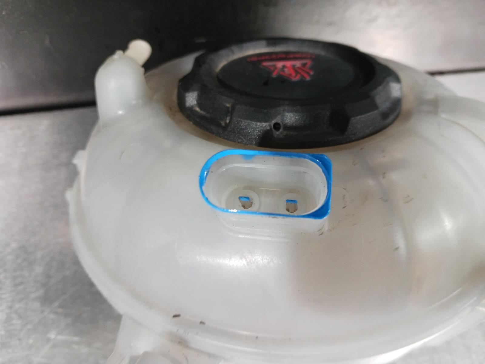 View Auto part Overflow Bottle Volkswagen Tiguan 2018