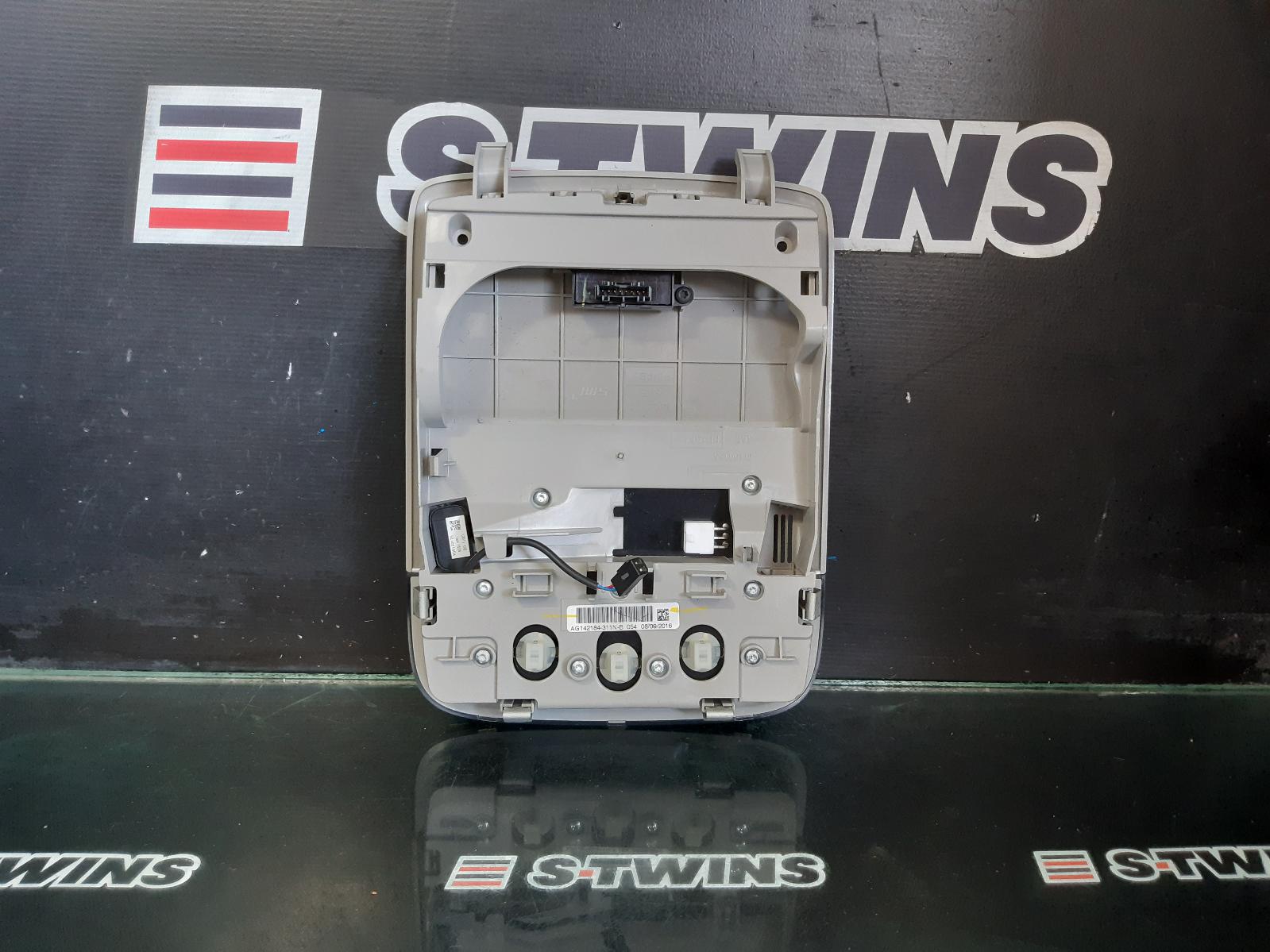 View Auto part Courtesy Light Holden Statesman/caprice 2015