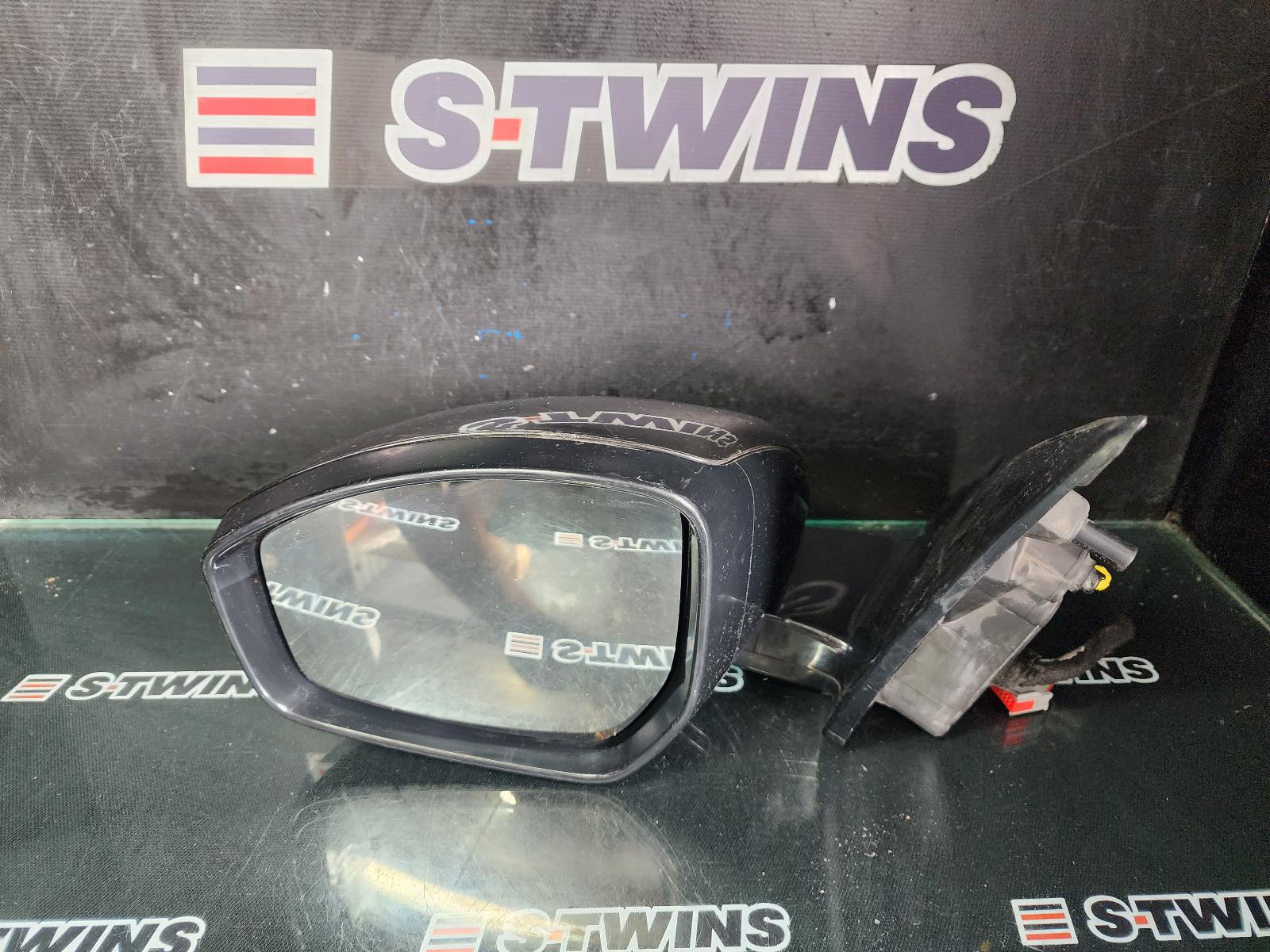 2016 Land Rover Discovery Sport Left Door Mirror View Auto part Left Door Mirror Land Rover Discovery Sport 2016
