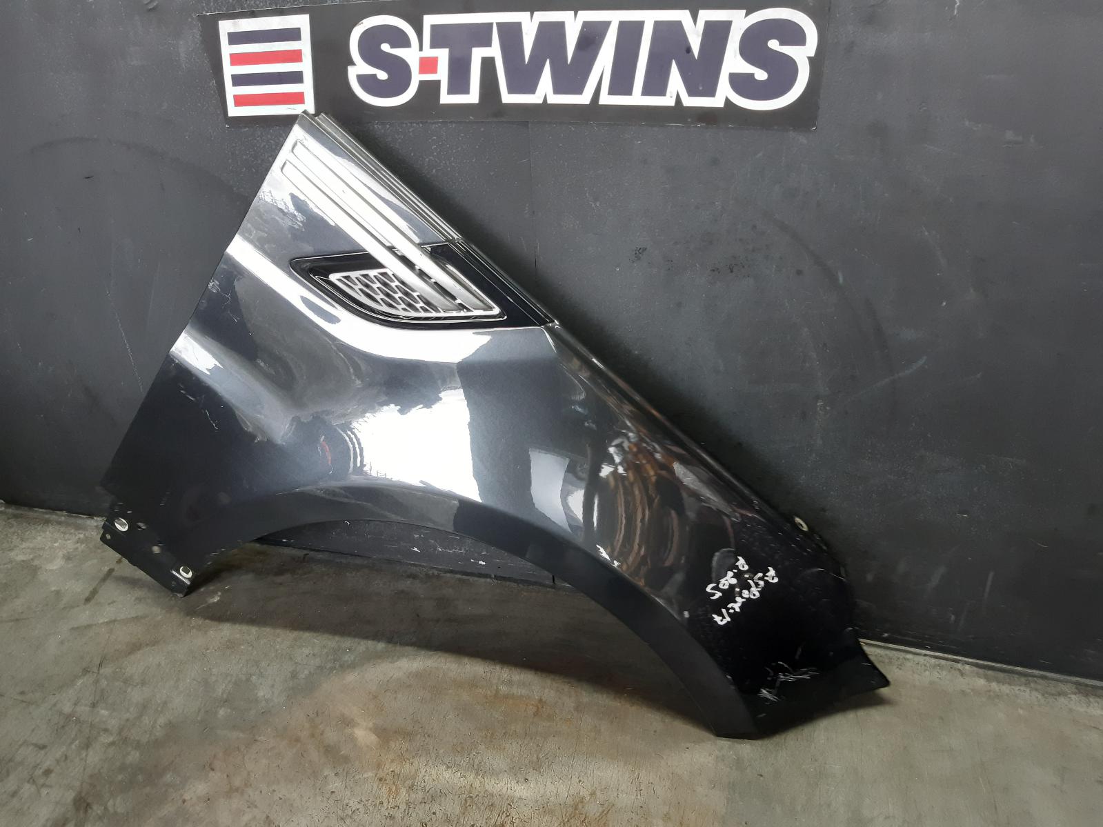 2016 Land Rover Rangerover Sport Right Guard View Auto part Right Guard Land Rover Rangerover Sport 2016