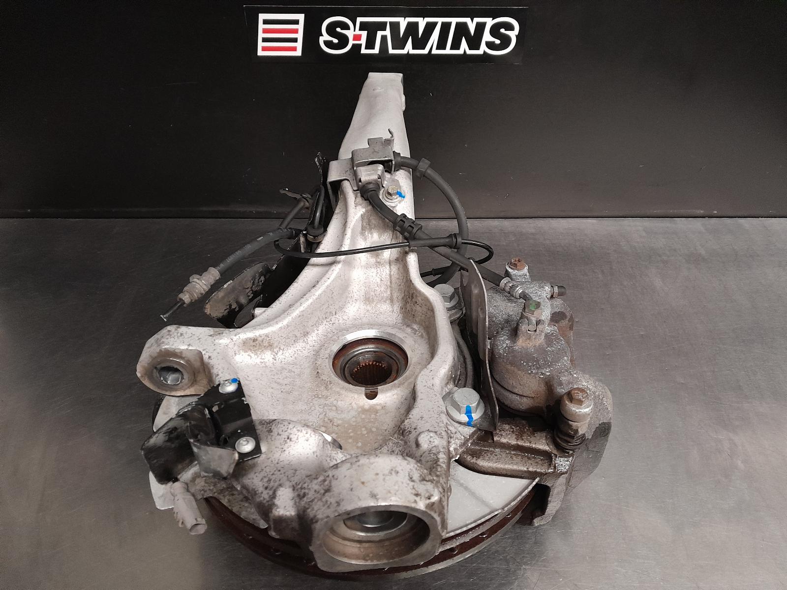 2020 Land Rover Discovery Right Front Hub Assembly View Auto part Right Front Hub Assembly Land Rover Discovery 2020