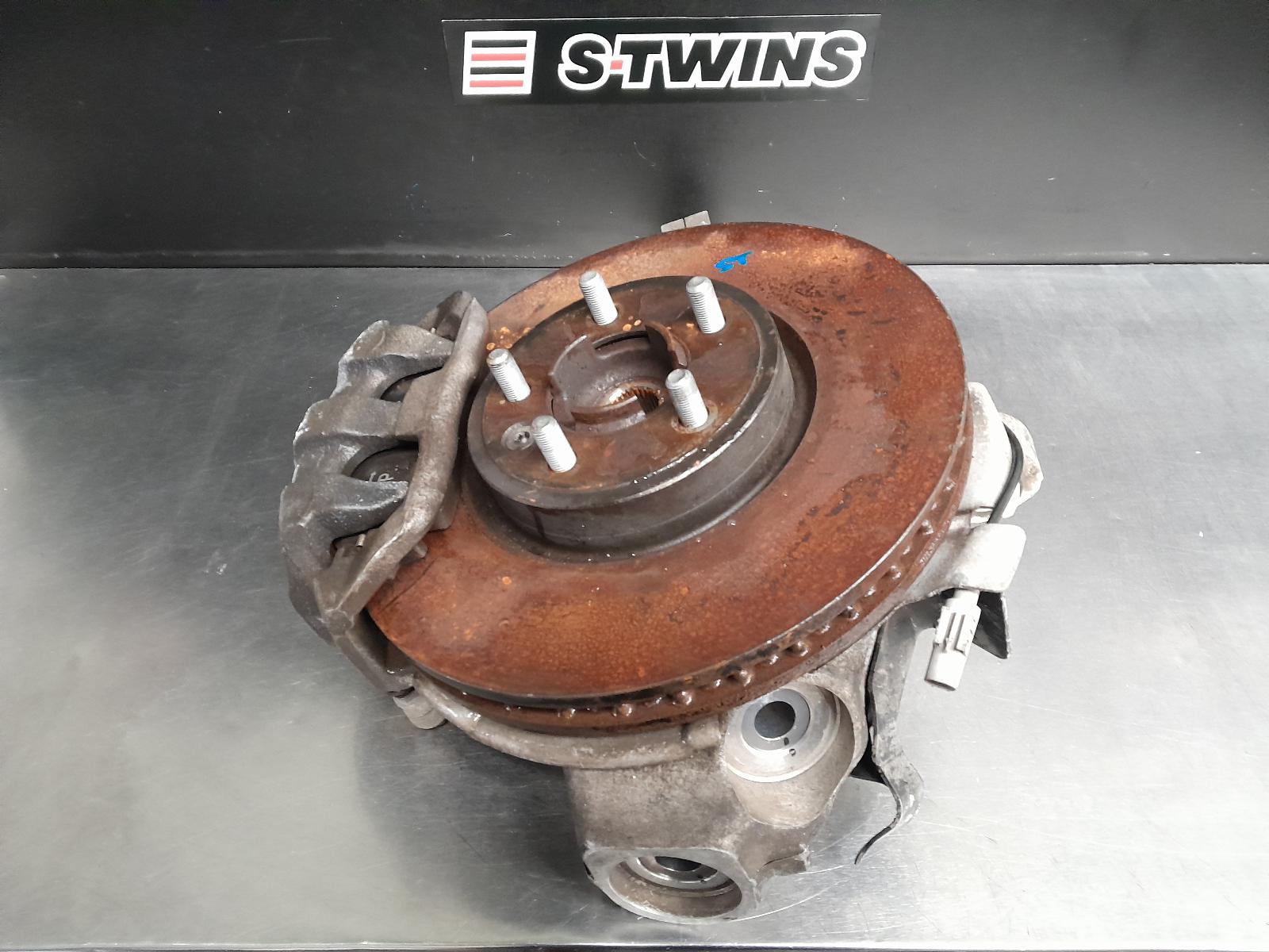 2020 Land Rover Discovery Right Front Hub Assembly View Auto part Right Front Hub Assembly Land Rover Discovery 2020
