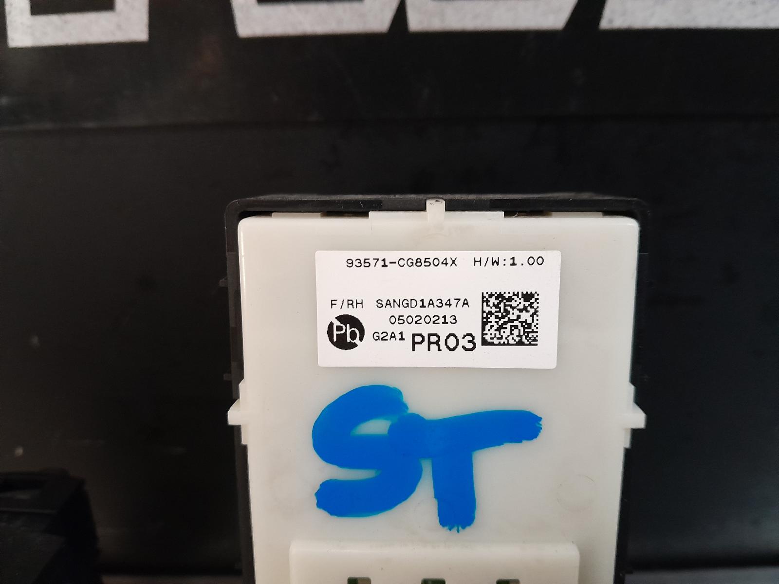 View Auto part Pwr Dr Wind Switch Hyundai Staria 2022