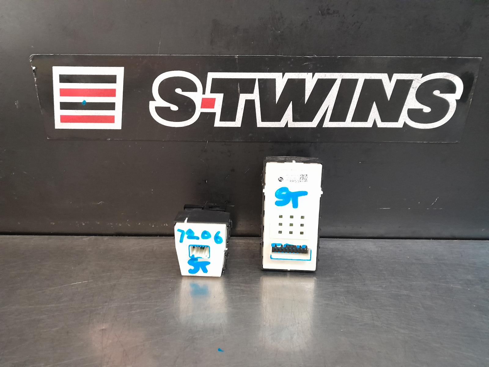 View Auto part Pwr Dr Wind Switch Hyundai Staria 2022