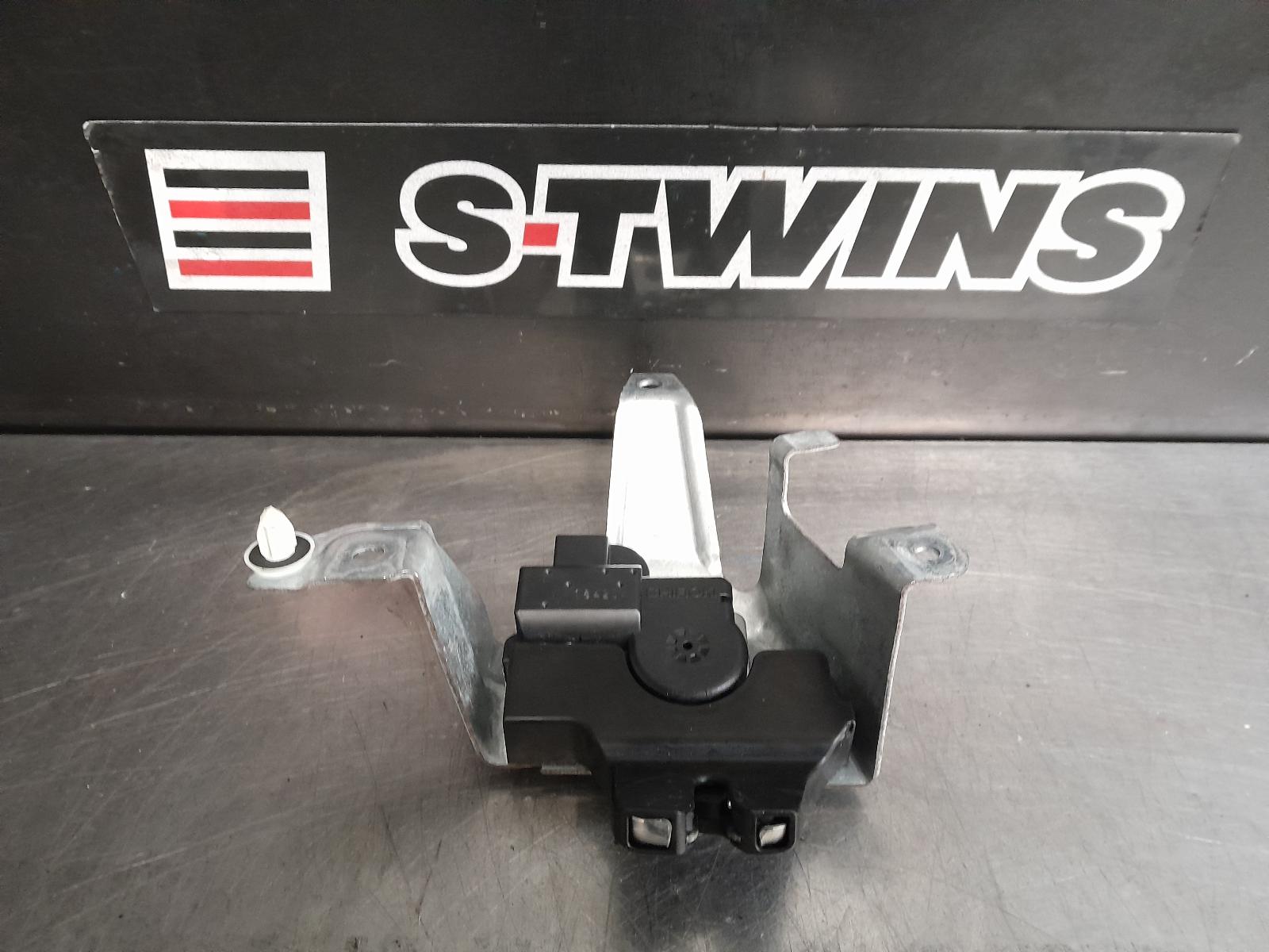 View Auto part Door/Boot/Gate Lock Toyota Kluger 2018