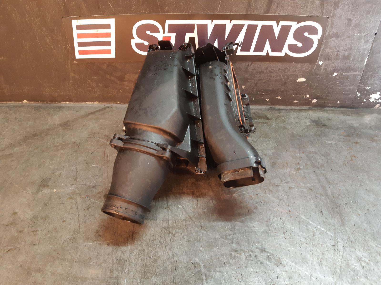 View Auto part Air Cleaner/Box Mercedes A Class 2013