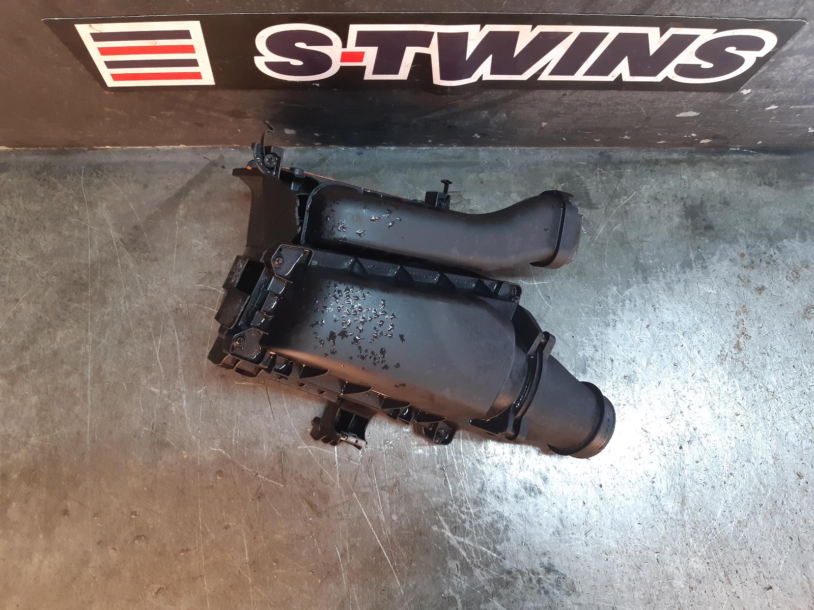 View Auto part Air Cleaner/Box Mercedes A Class 2013