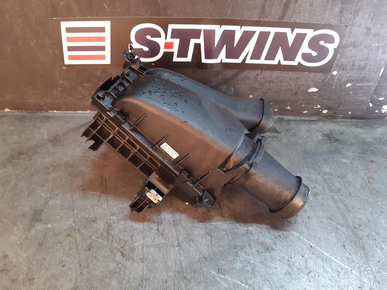 View Auto part Air Cleaner/Box Mercedes A Class 2013