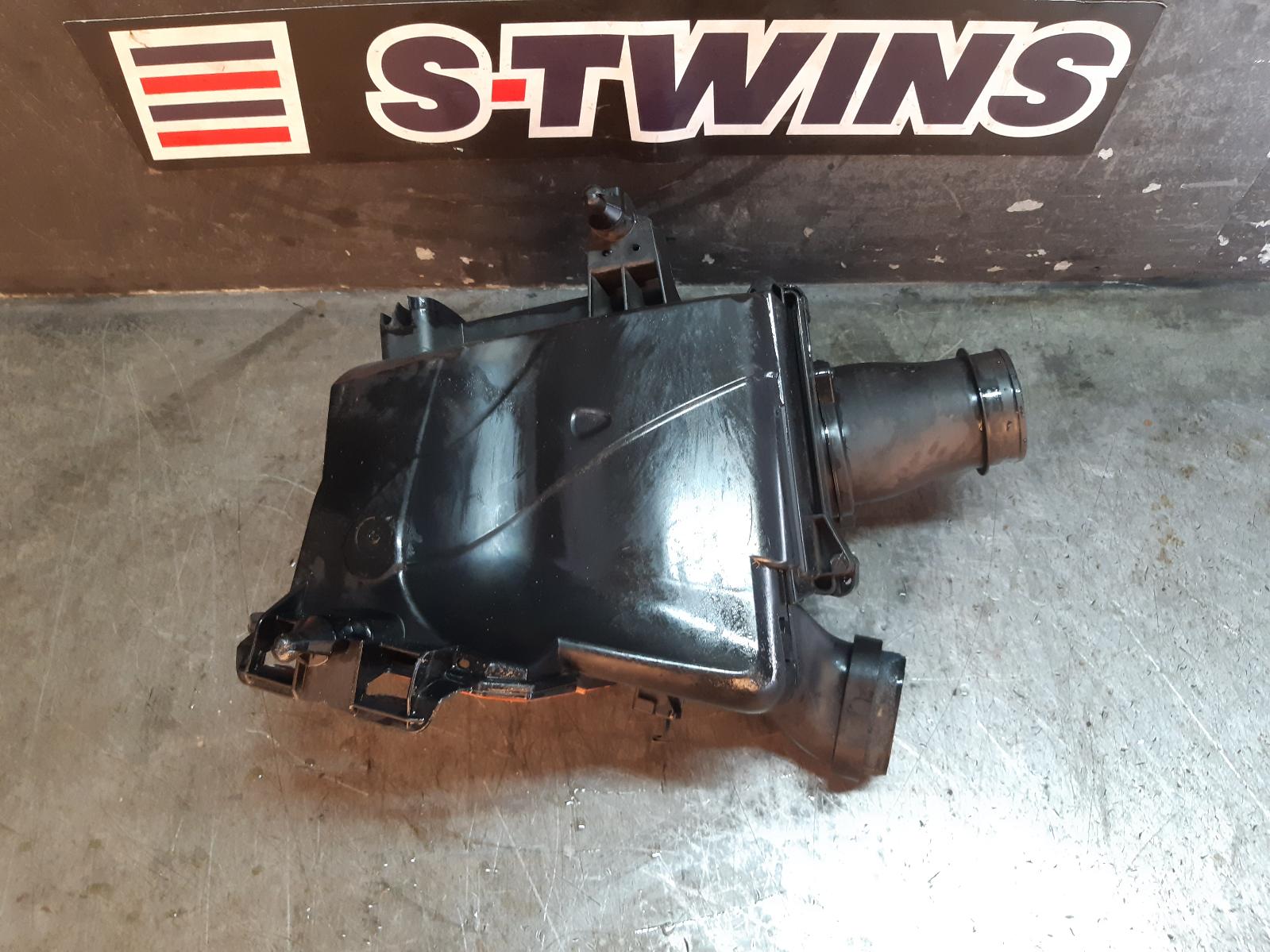 View Auto part Air Cleaner/Box Mercedes A Class 2013