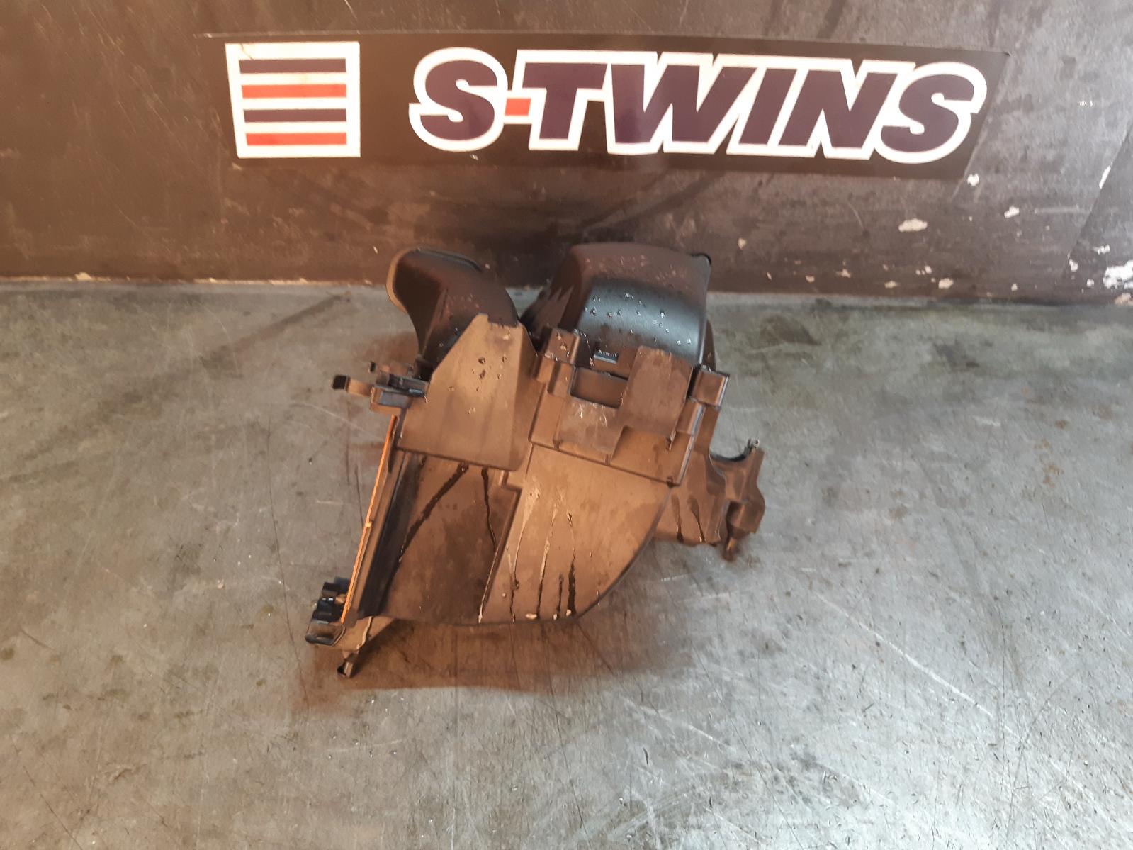 View Auto part Air Cleaner/Box Mercedes A Class 2013