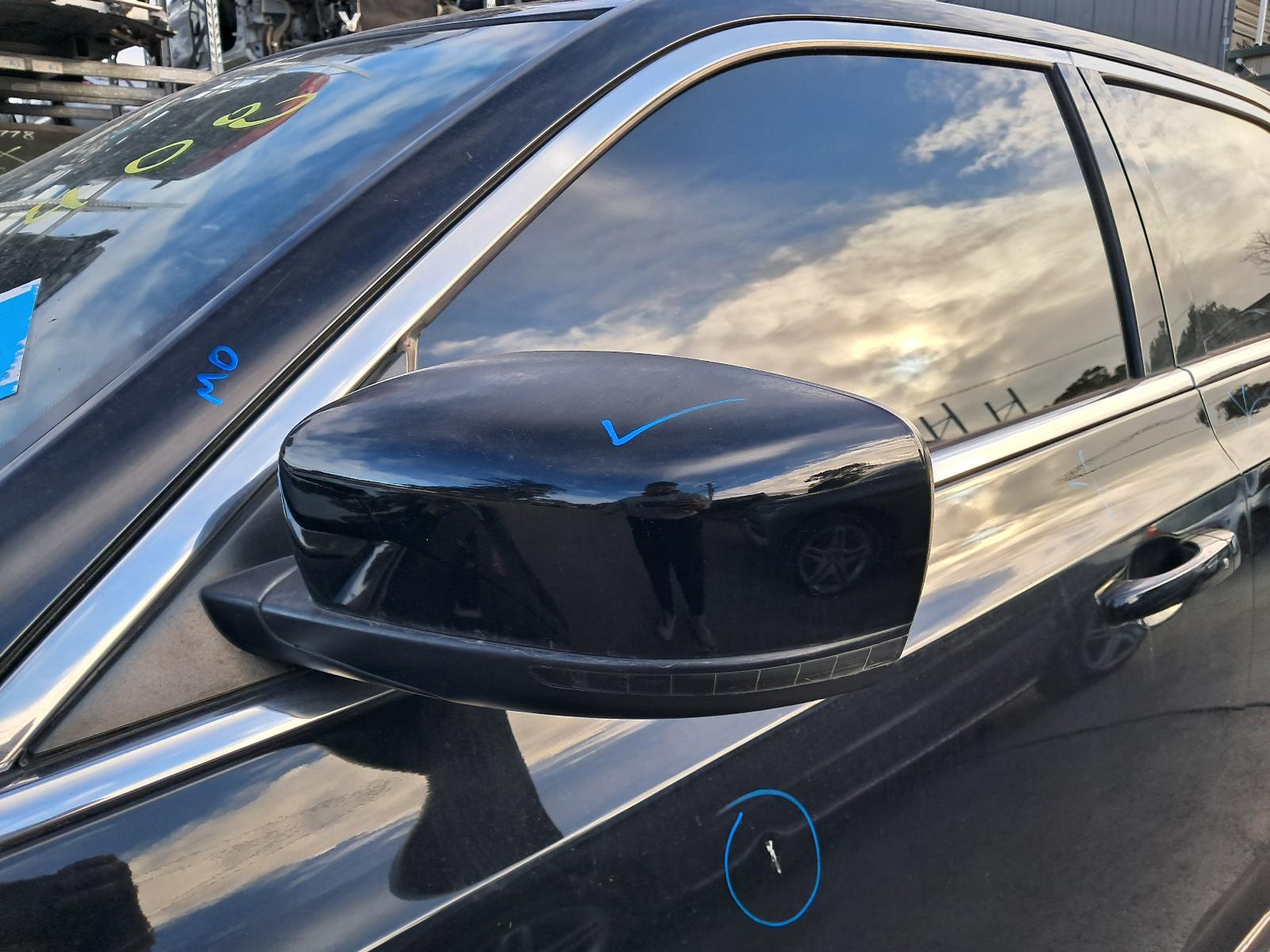 View Auto part Headrest Chrysler 300c 2013