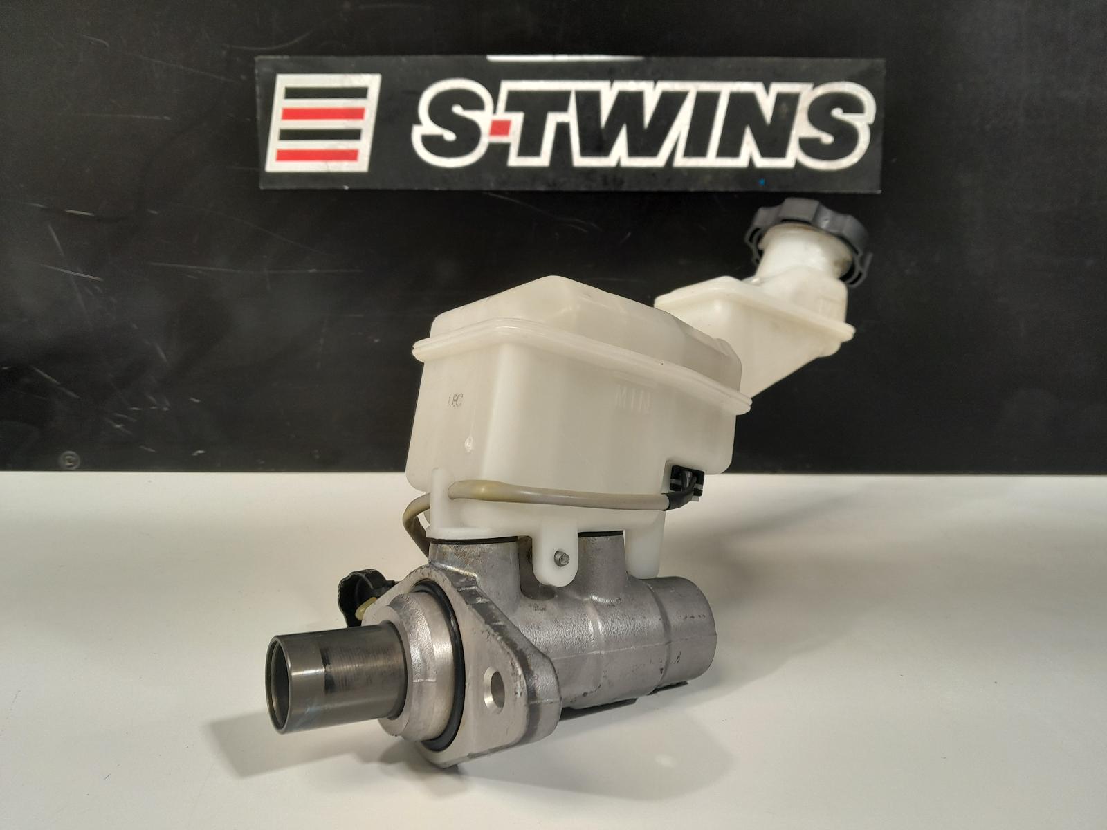 View Auto part Master Cylinder Hyundai Santa Fe 2016