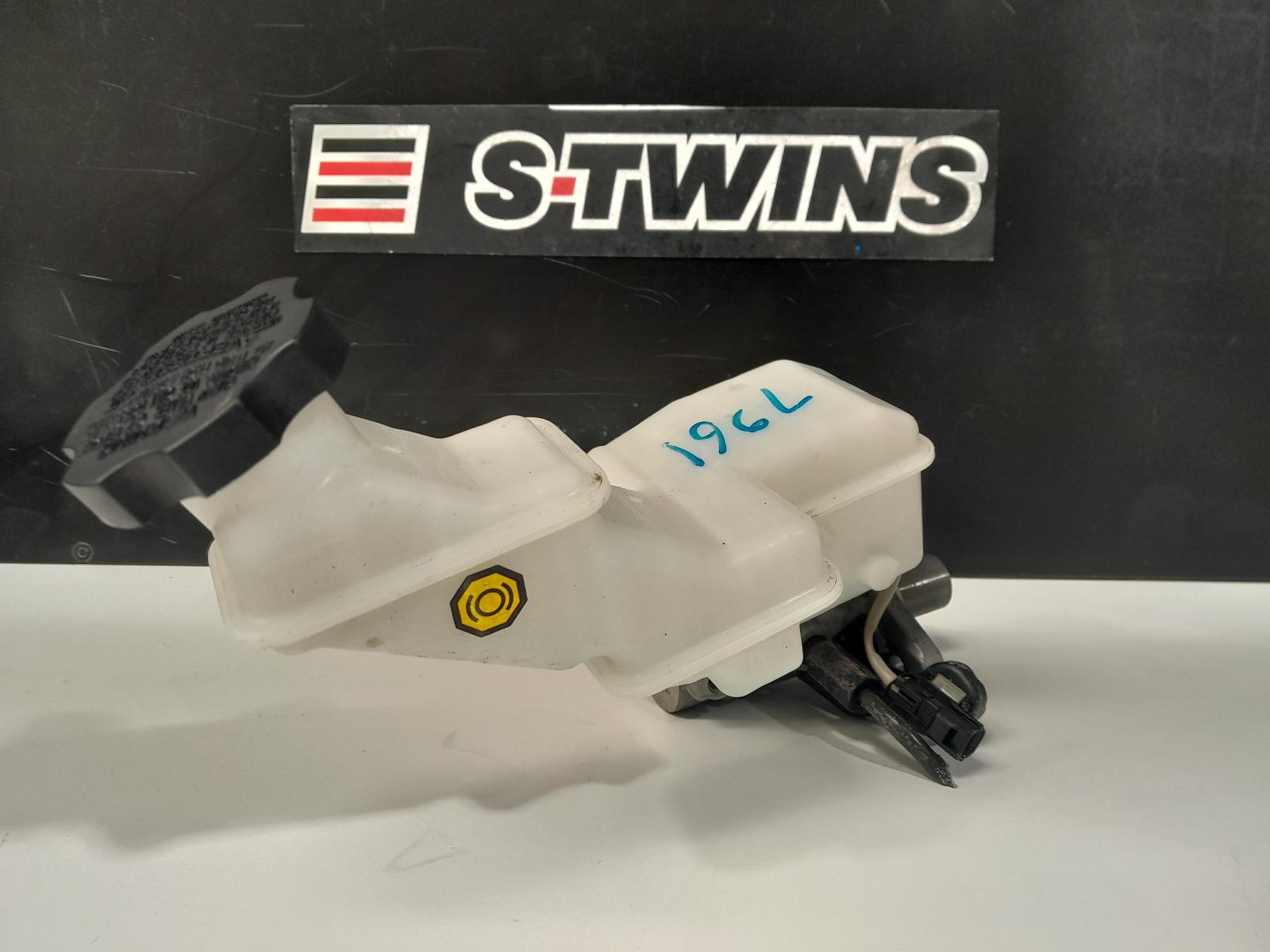 View Auto part Master Cylinder Hyundai Santa Fe 2016