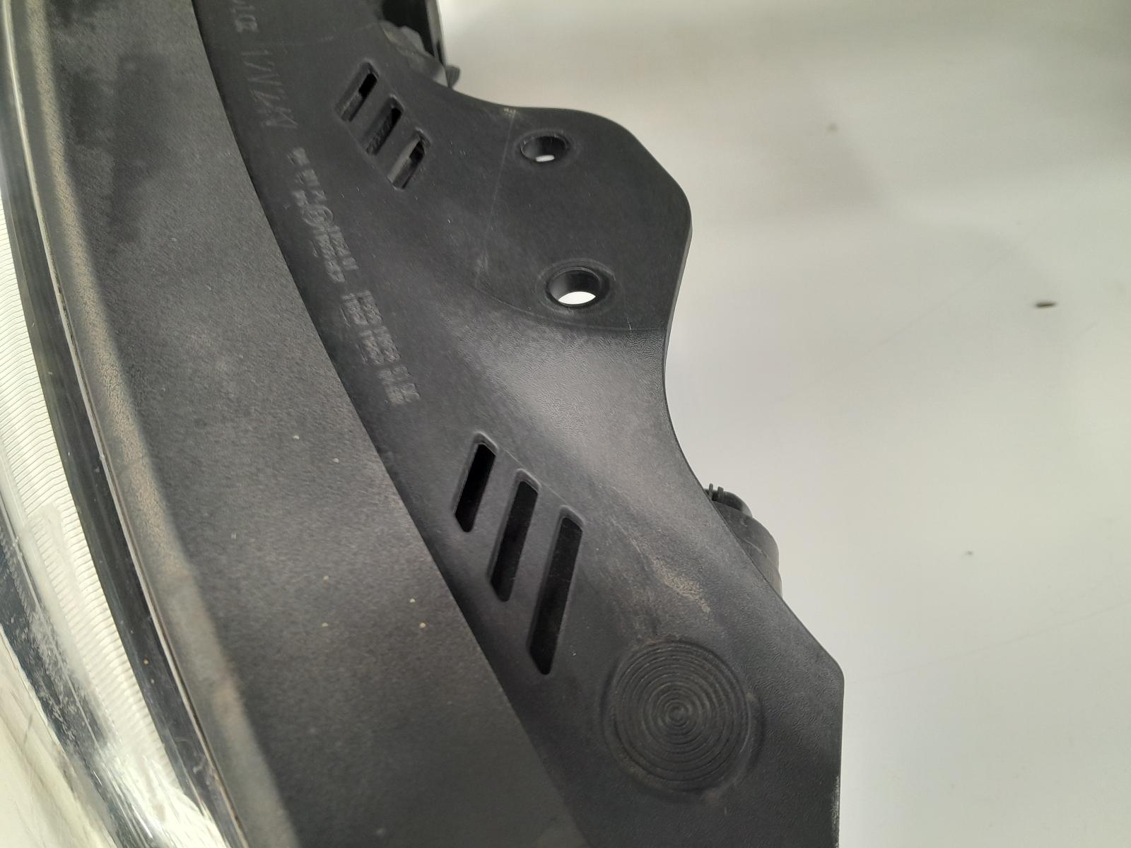 View Auto part Right Headlamp Hyundai Santa Fe 2016