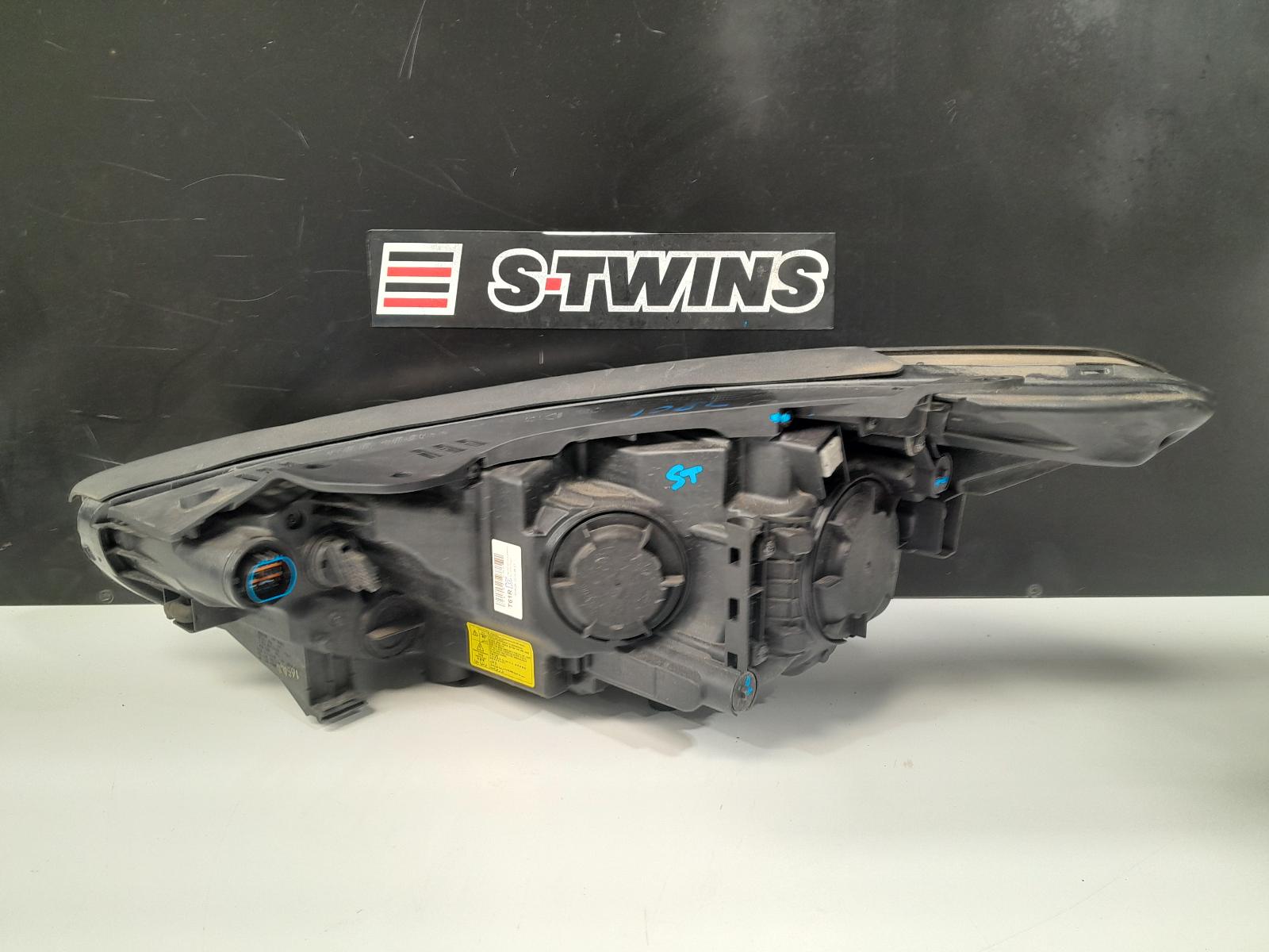 View Auto part Right Headlamp Hyundai Santa Fe 2016