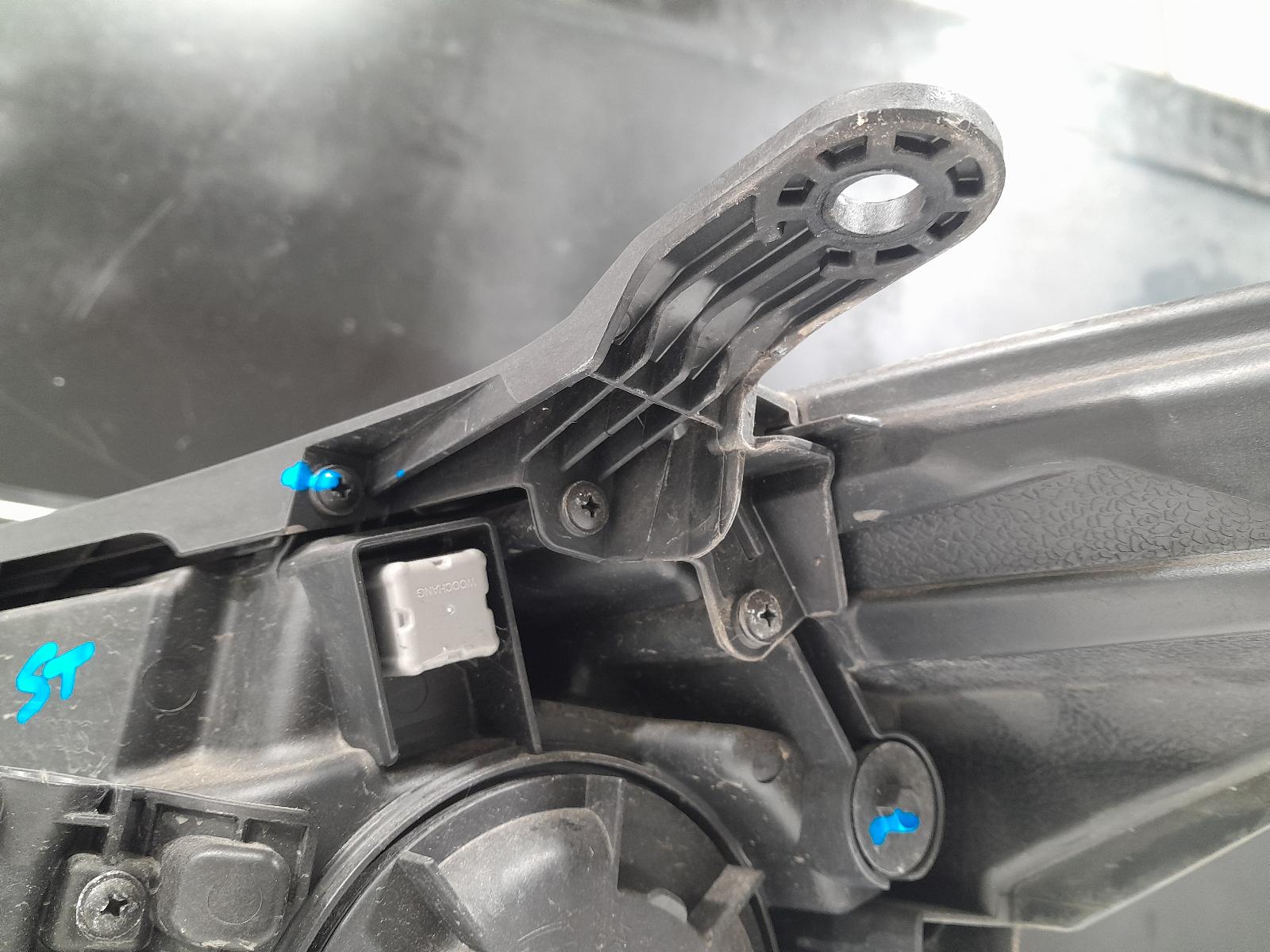 View Auto part Right Headlamp Hyundai Santa Fe 2016