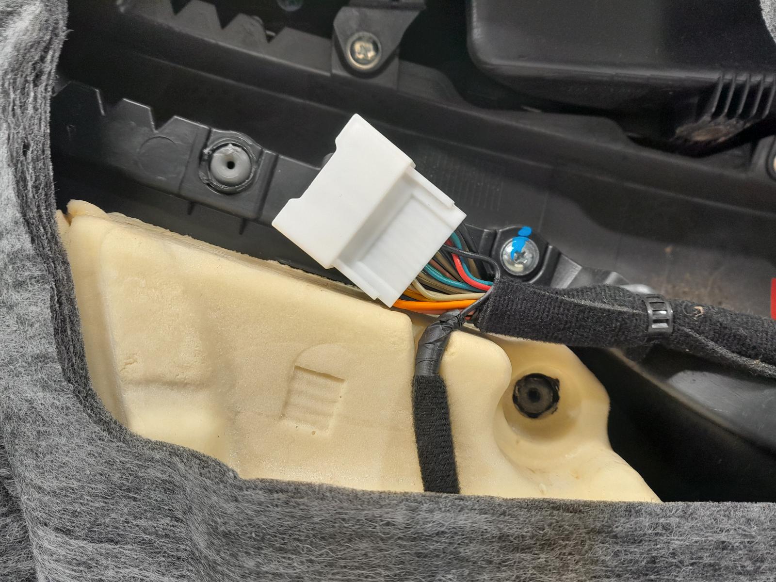 View Auto part Door Trim Hyundai Santa Fe 2016