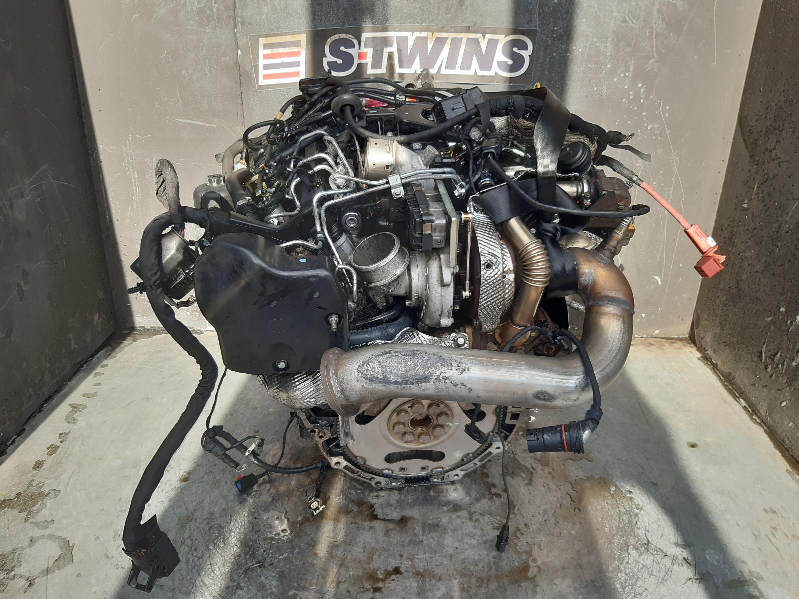 View Auto part Engine Chrysler 300c 2013