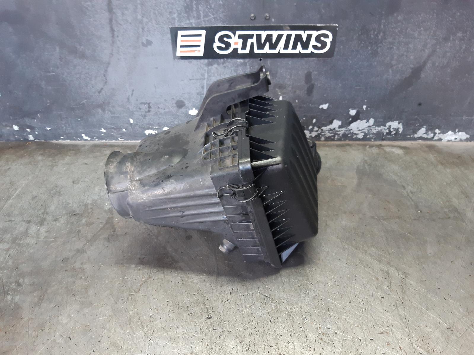 View Auto part Air Cleaner/Box Chrysler 300c 2013