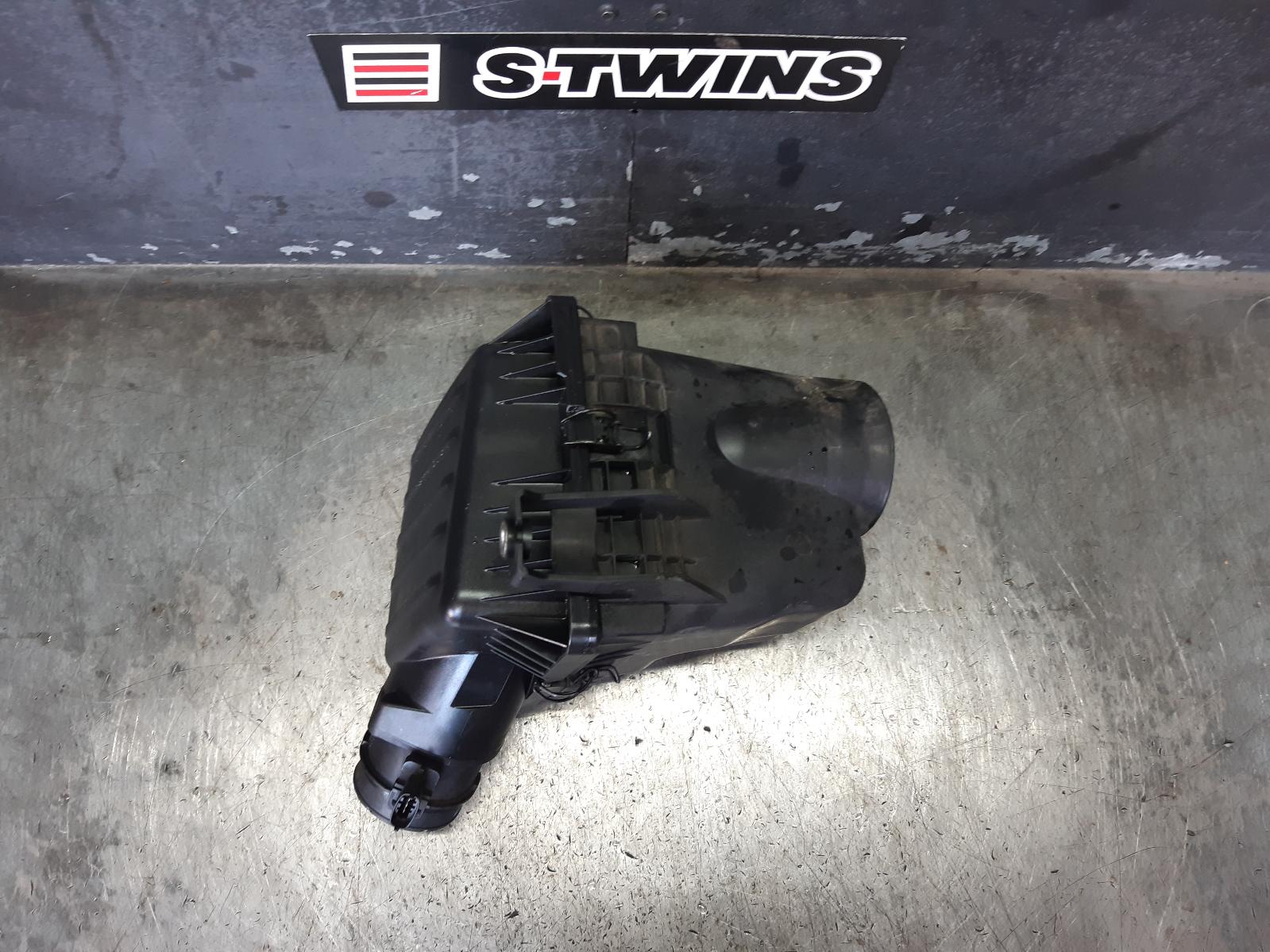 View Auto part Air Cleaner/Box Chrysler 300c 2013