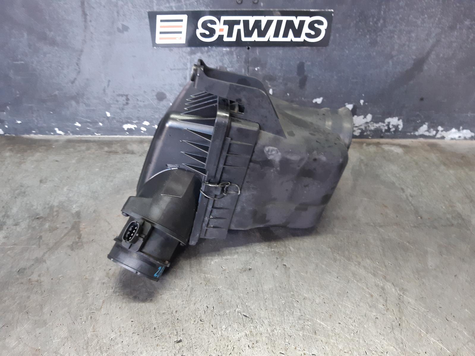 View Auto part Air Cleaner/Box Chrysler 300c 2013