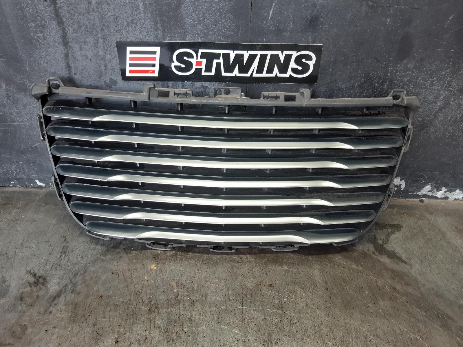 View Auto part Grille Chrysler 300c 2013