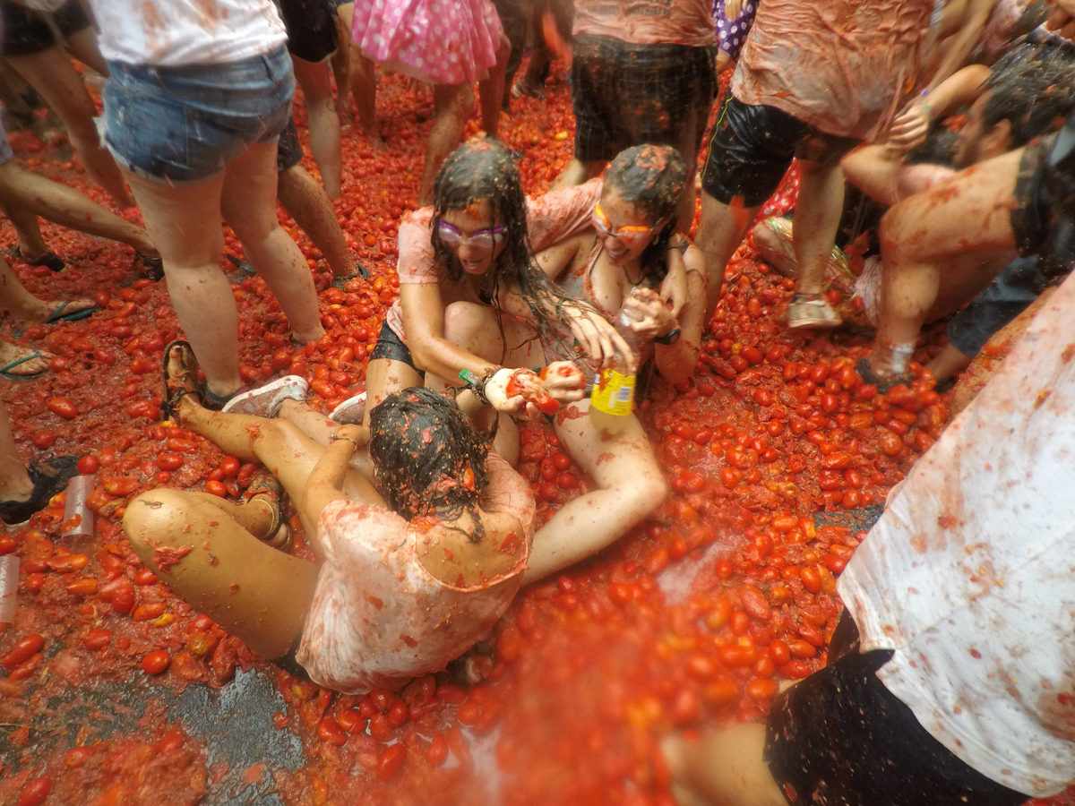 Girls get willing with the Romas