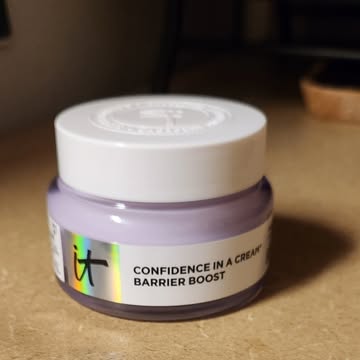 Instagram post feature: IT Cosmetics Confidence in a Cream Barrier Boost Review