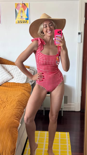 UNE PIECE Swimwear Try-on