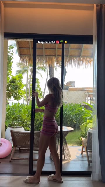Resort / Tropical destination / outfit