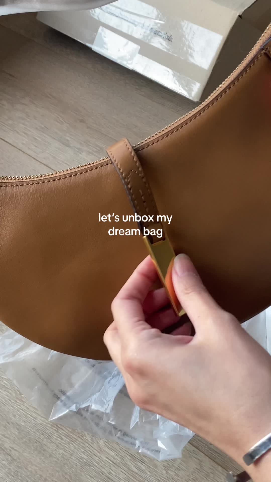Faceless unboxing - fashion content