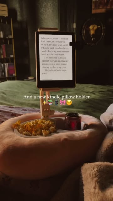 E-reader/tablet holder pillow