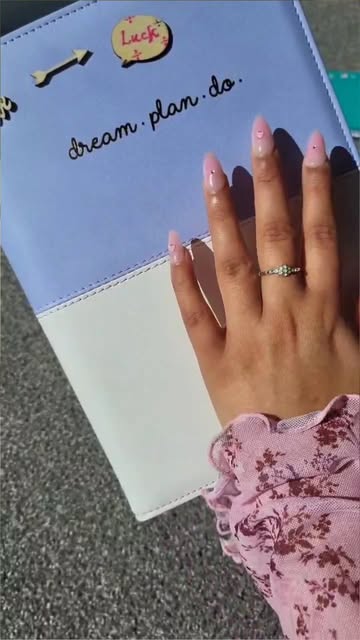 Elle nails