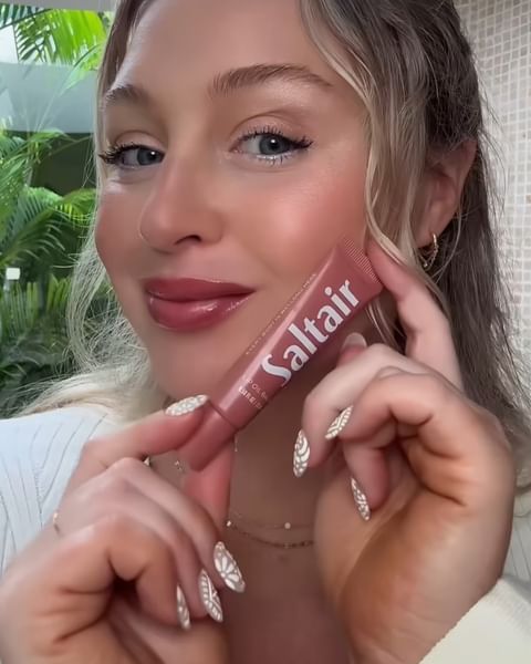 Press-on Nails collab for Iskra Lawrence