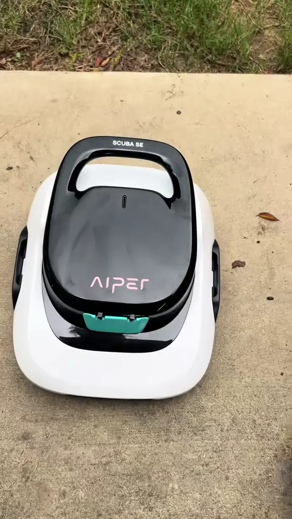 Super cordless robot pool vacuum
