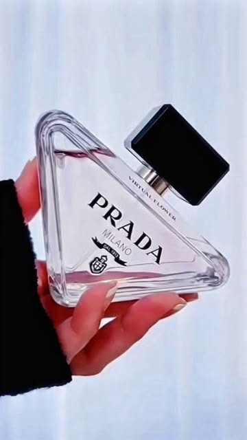 Experience a breath of fresh florals with Prada Paradoxe Virtual Flower. This scent captures the delicate beauty of jasmine, balanced with zesty bergamot and soft white musk, creating a sensation that’s both airy and comforting. Housed in a beautifully mi