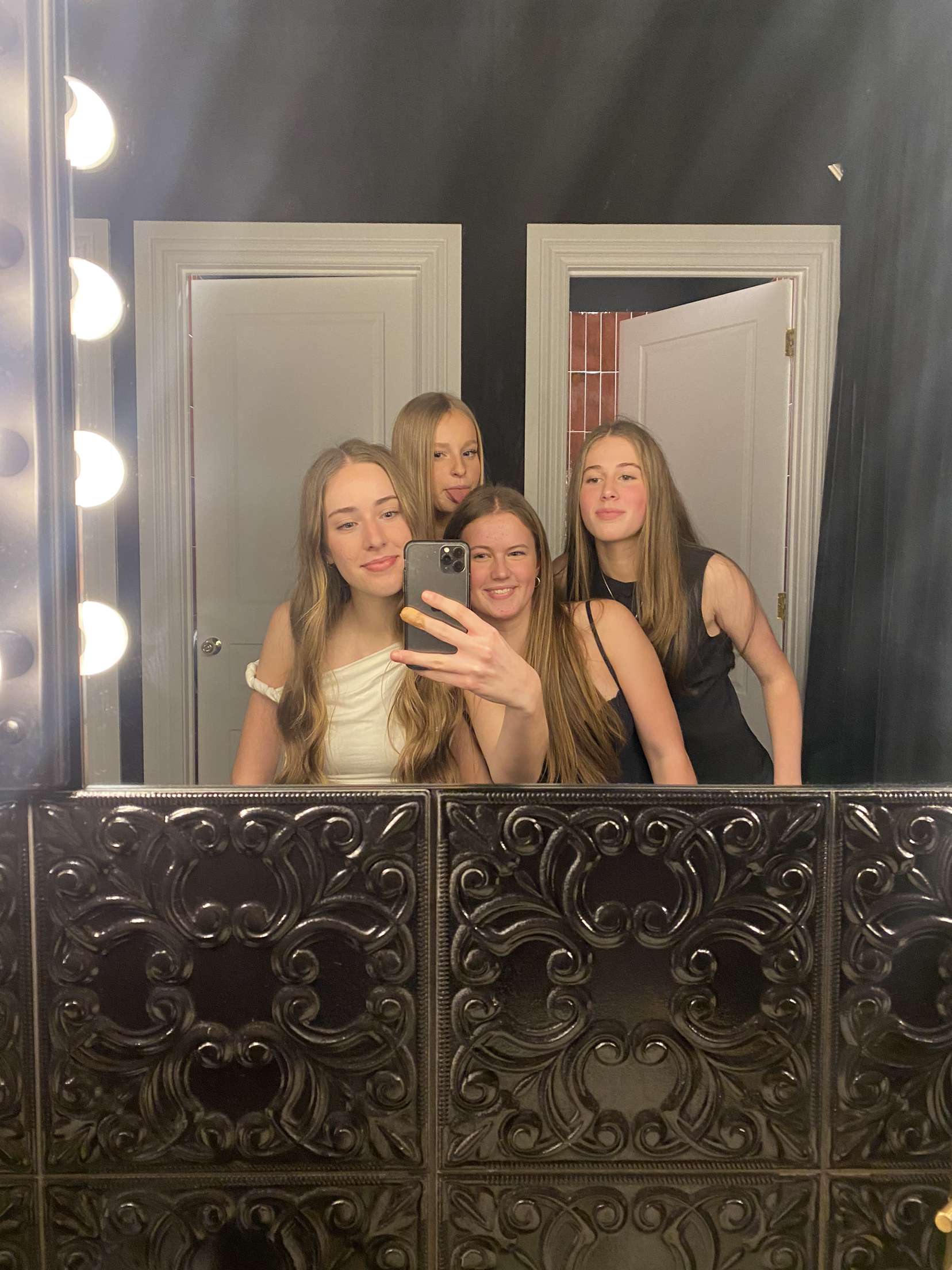 Shinny Blondes