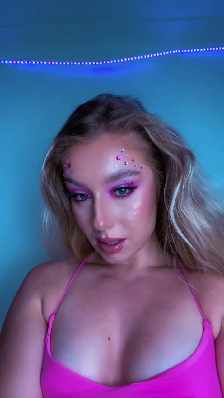 Tiktok post preview 2 from @phoebe.raquel