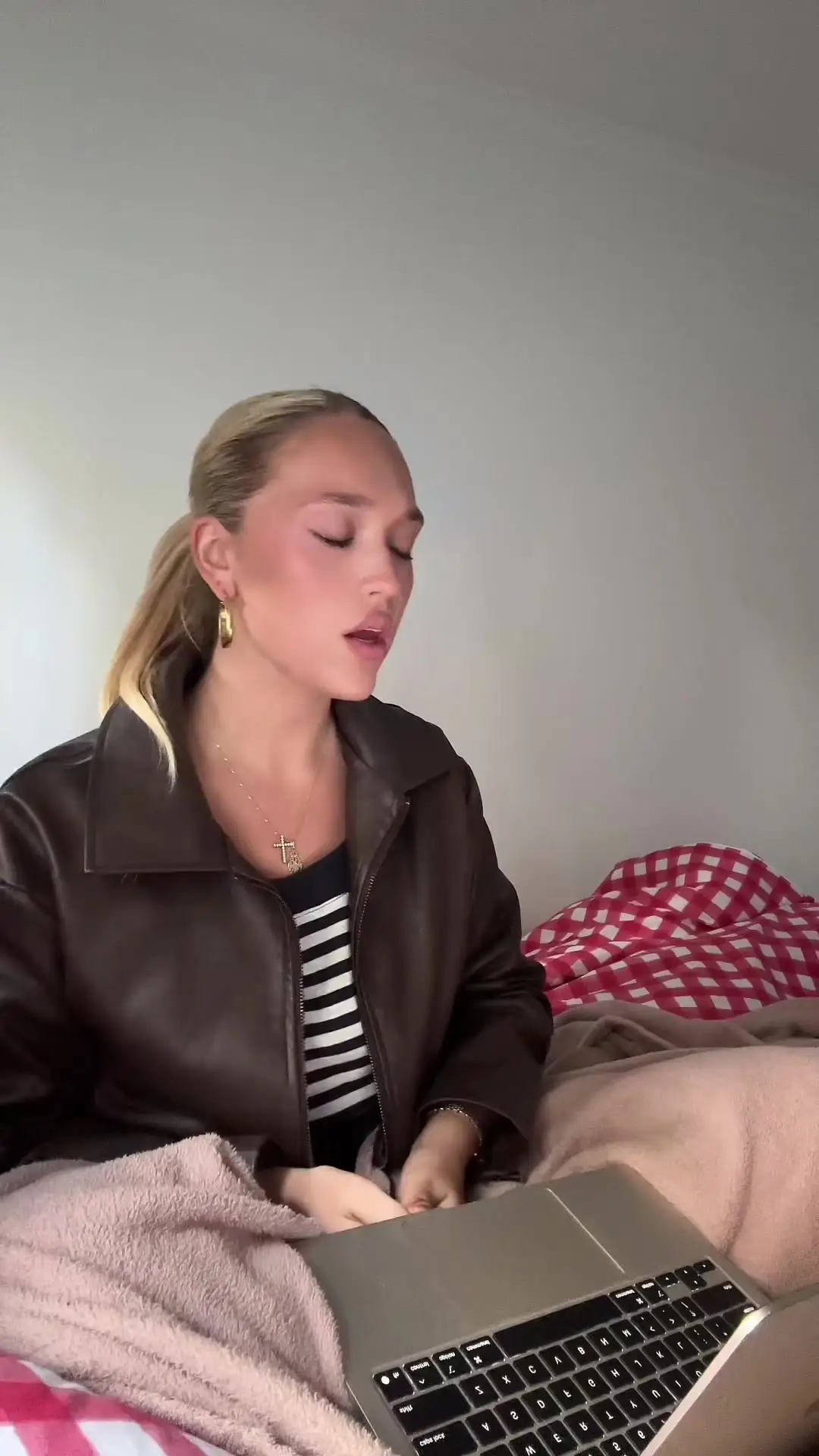 Tiktok post preview 3 from @theivanamusic