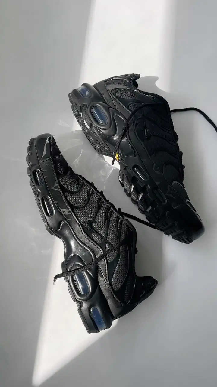 Instagram post preview 2 from bombrsneakers