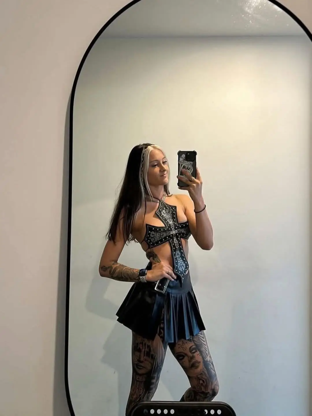 Instagram post preview 2 from _parisbarker_