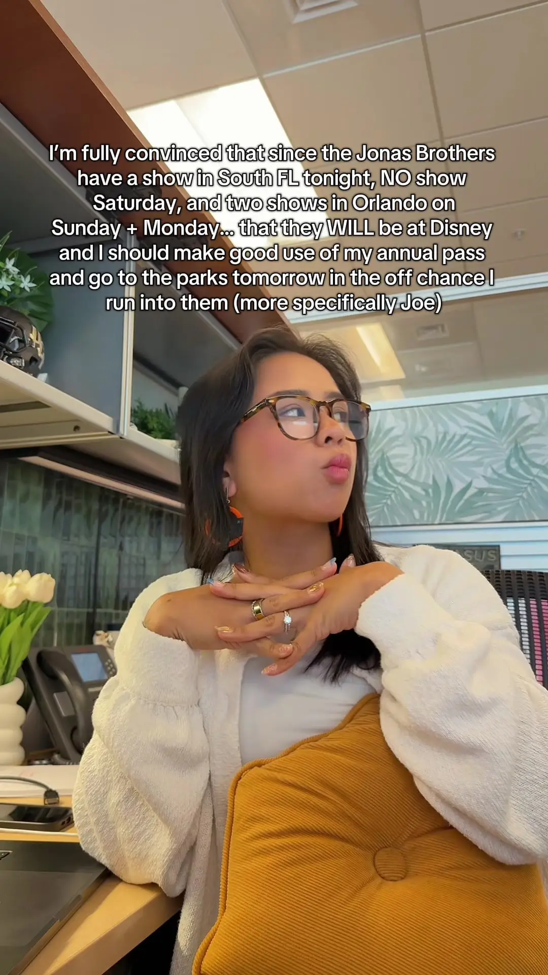 Tiktok post preview 2 from @rhiananotthesinger
