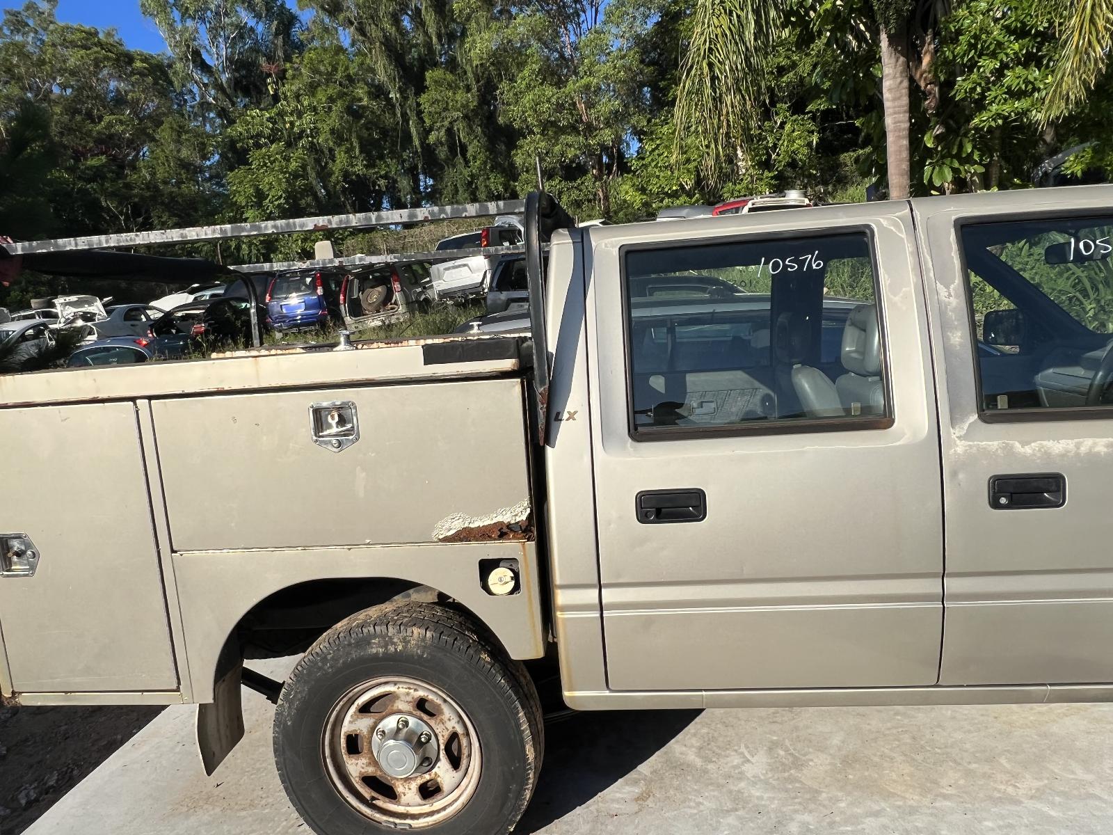 View HOLDEN RODEO 2001   Breaking