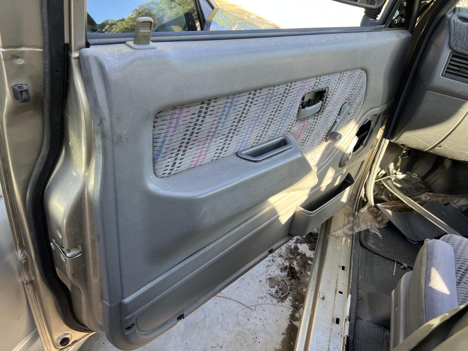 View HOLDEN RODEO 2001   Breaking